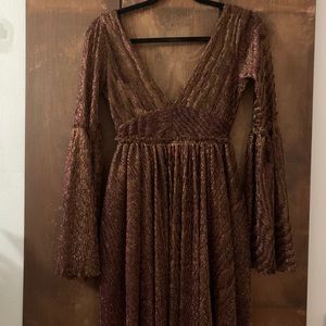 Low V neck babydoll bell sleeve dress